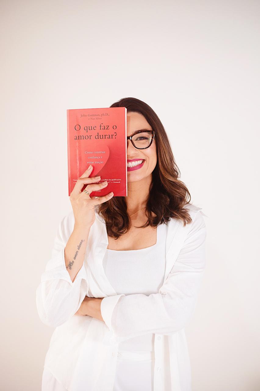 Paola Otaran segurando o livro 'O que faz o amor durar?', de John Gottman